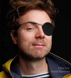 Dies ist ein Bild von Till Lenecke. Doch warum ziert ihn eine Augenklappe?